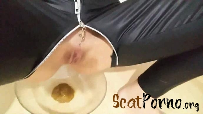 KV-GIRL - I squat on a bowl and shit in the bowl today I have a little diarrhea