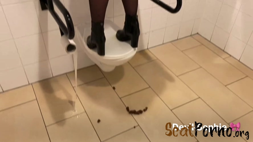 Devil Sophie - Fastfood piglets really messed up the fastfood toilet shit