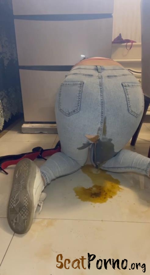 Diarrhea Without Taking Off Jeans, by Hot Chinese Woman. P1