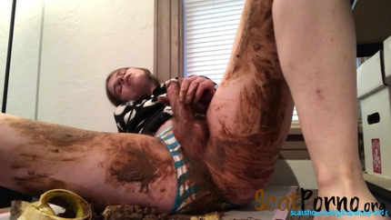 EmilyMilk - Having Fun with a Banana and Poop - Huge Poop Smear and Taste