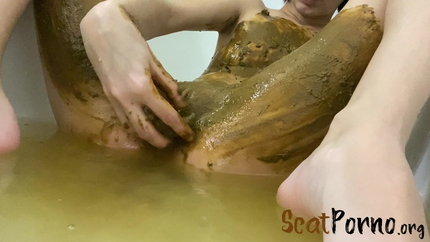 p00girl - I poop in the bath smear myself during menstruation