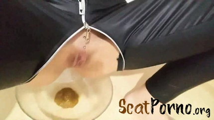 KV-GIRL - I squat on a bowl and shit in the bowl today I have a little diarrhea