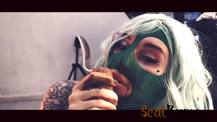 Scat Eat And Shit Sucking By Top Babe Betty - The Green Mask