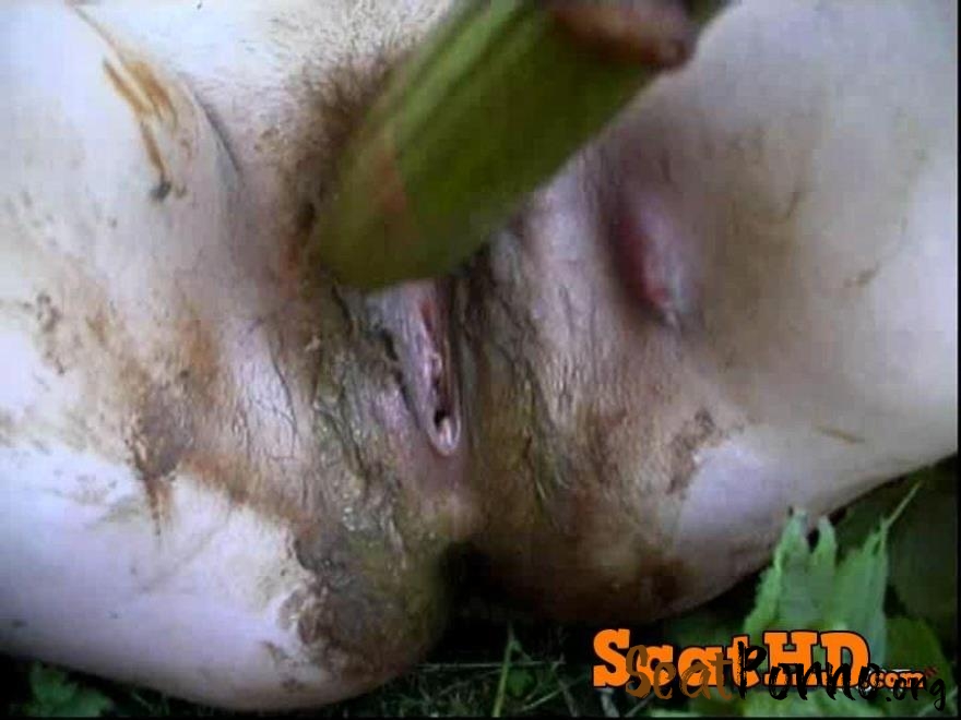 Anastasia - Outdoor Scat Food Play
