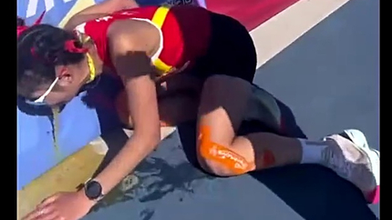 WOMEN VOMITING DURING MARATHONS