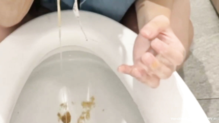 CUTE GIRL THREW UP IN TOILET