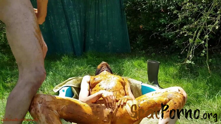 Amateurs Hot Scat Session In The Pool