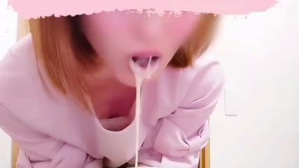JAPANESE CUTIE PUKING