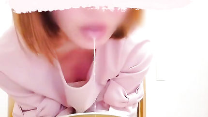 JAPANESE CUTIE PUKING