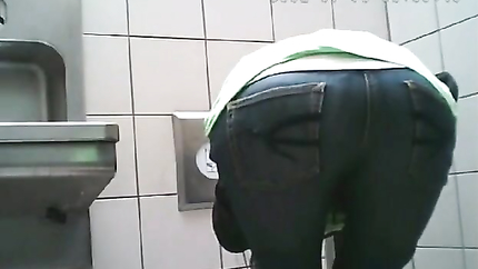 SKINNY GIRL VOMITS IN TOILET