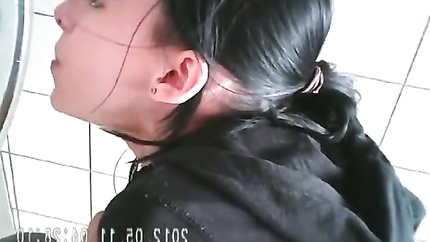 SKINNY GIRL VOMITS IN TOILET