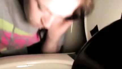 CUTE GIRL PUKING IN TOILET PT1