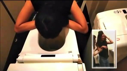 GIRL PUKING IN THE TOILET - VIDEO 3