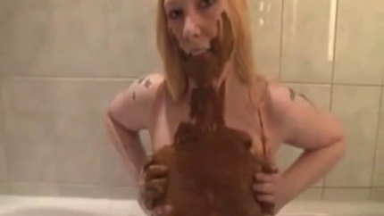 Beautifull Maisy Play With Her Shit In The Shower 0043017