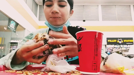 She Eats A Scat Burger 006b38b