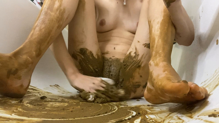 huge pile of shit, white pantyhose, smearing