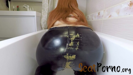 cleopatra - Farts & Shitting in Black Leggings