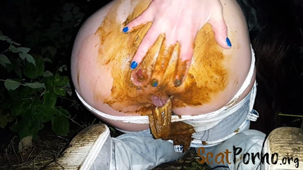 Anna Coprofield - Quick Shit in Jeans at Night