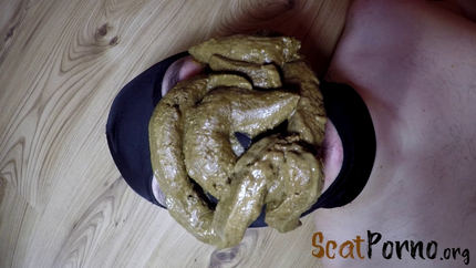 Scatmania Annalise - Filling The Pot With Shit