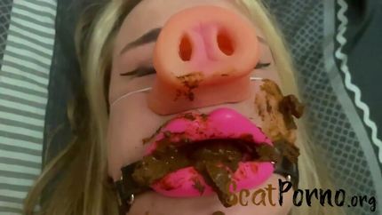 TS Maxxiescat - Eating Male Shit For The First Time