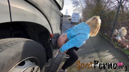 Devil Sophie - OMG - how does the shit get onto the truck running board