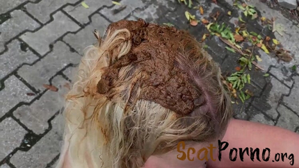 Devil Sophie - Natursektshampoo Outdoor am Ghetto Container