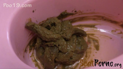 MilanaSmelly - 6 girls. Shit in the pot