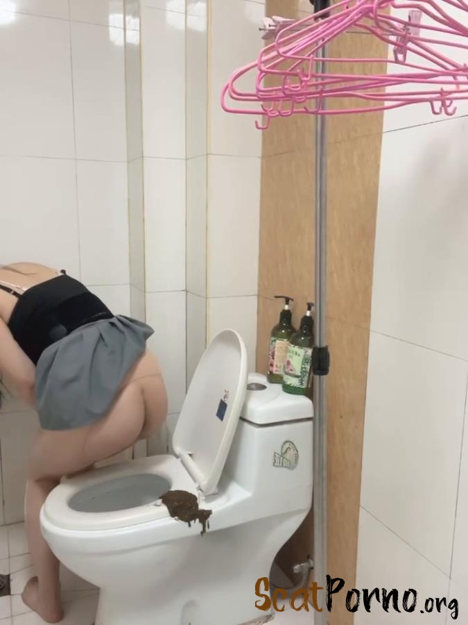 Longbao Chinese Woman in Toilet Talking. P1