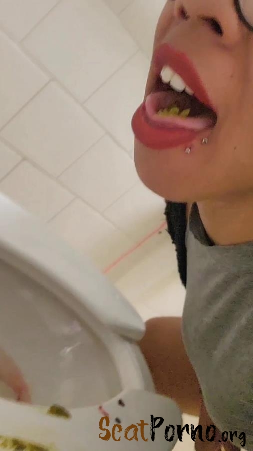 DaddyUni21 - UniElla Public bathroom solo play