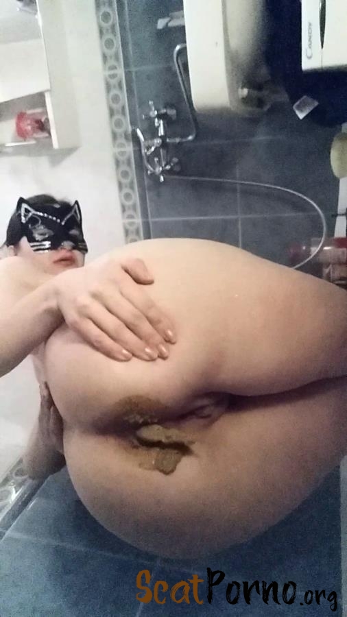 nastygirl - Sitting and total smearing in bathroom